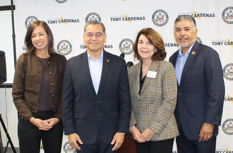 Chairwoman Rosenworcel is pictured here alongside HHS Secretary Becerra, Sycamores CEO Debbie Manners, and Congressman Tony Cárdenas.